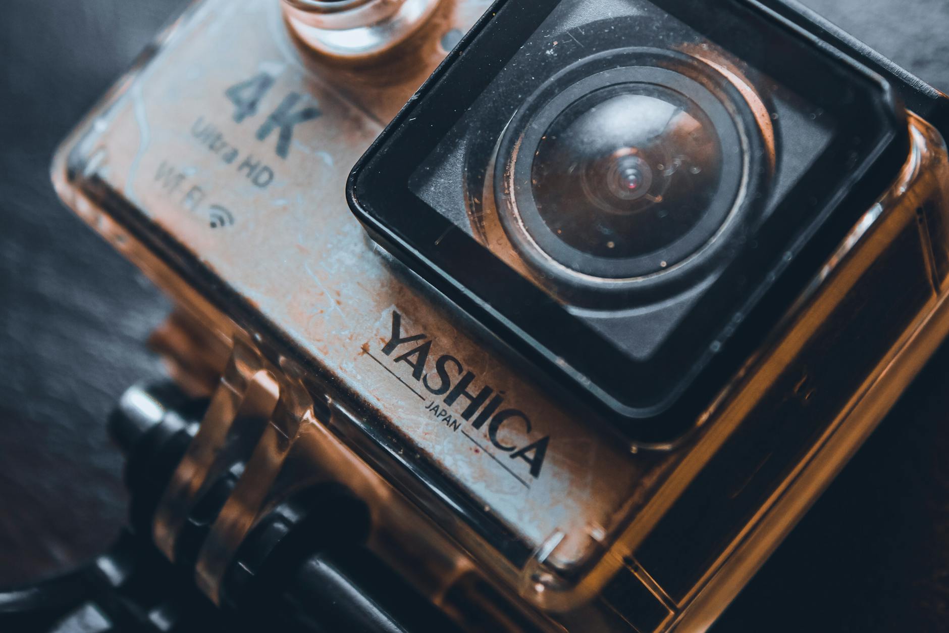 Detaillierte Nahaufnahme einer Vintage-Yashica-Kamera, die Objektiv- und Designelemente zeigt.